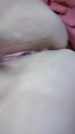 椰子那么大的奶子见过没，丰满巨乳网红型口罩妹，掏出奶子揉捏晃动，乳晕也超大，掰穴特写肥逼道具震动 截图4