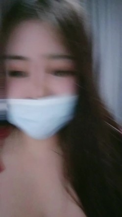 椰子那么大的奶子见过没，丰满巨乳网红型口罩妹，掏出奶子揉捏晃动，乳晕也超大，掰穴特写肥逼道具震动 截图7