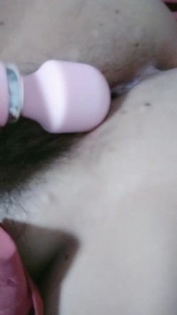 椰子那么大的奶子见过没，丰满巨乳网红型口罩妹，掏出奶子揉捏晃动，乳晕也超大，掰穴特写肥逼道具震动 截图10