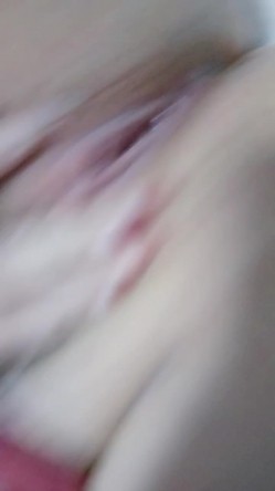 椰子那么大的奶子见过没，丰满巨乳网红型口罩妹，掏出奶子揉捏晃动，乳晕也超大，掰穴特写肥逼道具震动 截图15