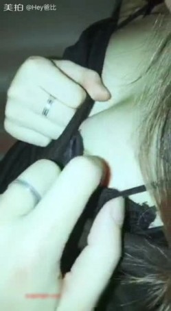 火爆网红鹿少女地下车库车坏请帅哥修车，车内激情啪啪对白清晰呻吟刺激 截图4