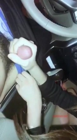 火爆网红鹿少女地下车库车坏请帅哥修车，车内激情啪啪对白清晰呻吟刺激 截图15