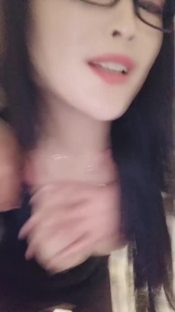 中学美术老师丰满大奶子，露脸眼镜御姐，骚气横生特写白虎穴后入操逼 截图7