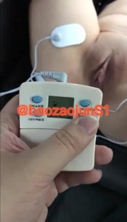 【最强反差终极调教】绿帽性爱狂“暴君S”超级调教女奴甄选 日常淫乱交换群P 各种公共场合露出 性爱女奴进化篇 截图4