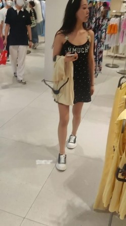 大神尾随偷拍美女裙底风光 ️纯欲学妹JK短裙小黑丝性感内内贴镜头+97极品骚货 骚丁内太窄包不住B 截图10