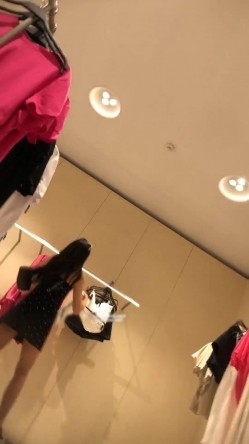 大神尾随偷拍美女裙底风光 ️纯欲学妹JK短裙小黑丝性感内内贴镜头+97极品骚货 骚丁内太窄包不住B 截图14