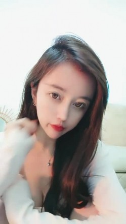 万人迷模特儿-一库一库-：太晚了我不敢叫，我到里面房间给你们叫一波吧，怕别人听见了要来强奸我！ 截图1