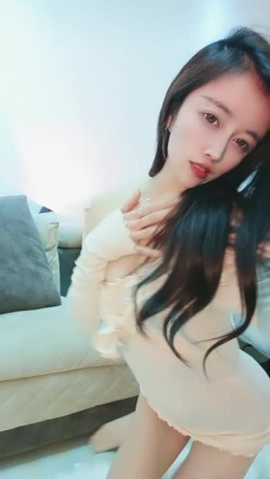 万人迷模特儿-一库一库-：太晚了我不敢叫，我到里面房间给你们叫一波吧，怕别人听见了要来强奸我！ 截图2