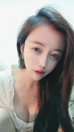 万人迷模特儿-一库一库-：太晚了我不敢叫，我到里面房间给你们叫一波吧，怕别人听见了要来强奸我！ 截图3
