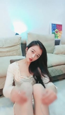 万人迷模特儿-一库一库-：太晚了我不敢叫，我到里面房间给你们叫一波吧，怕别人听见了要来强奸我！ 截图6