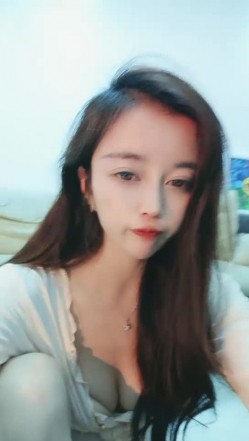 万人迷模特儿-一库一库-：太晚了我不敢叫，我到里面房间给你们叫一波吧，怕别人听见了要来强奸我！ 截图7