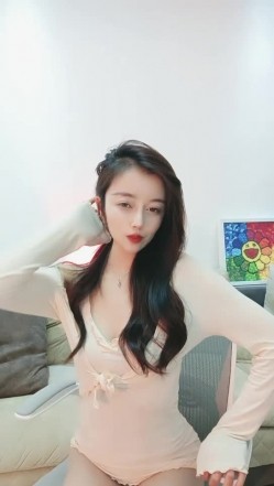 万人迷模特儿-一库一库-：太晚了我不敢叫，我到里面房间给你们叫一波吧，怕别人听见了要来强奸我！ 截图8