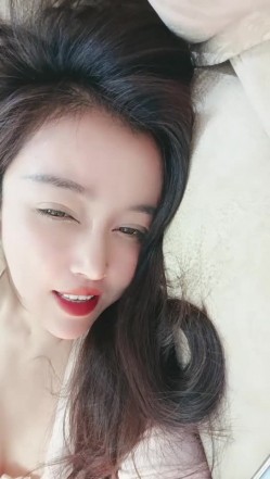 万人迷模特儿-一库一库-：太晚了我不敢叫，我到里面房间给你们叫一波吧，怕别人听见了要来强奸我！ 截图9
