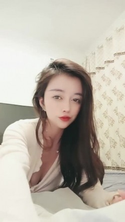 万人迷模特儿-一库一库-：太晚了我不敢叫，我到里面房间给你们叫一波吧，怕别人听见了要来强奸我！ 截图10