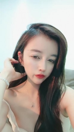万人迷模特儿-一库一库-：太晚了我不敢叫，我到里面房间给你们叫一波吧，怕别人听见了要来强奸我！ 截图11
