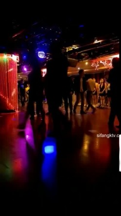 【猎奇资源 ️砂舞】舞厅内的淫乱2 ️重金属般性爱 男人的天堂 抓奶+抠逼+摸屌+口爆+打站桩 截图2