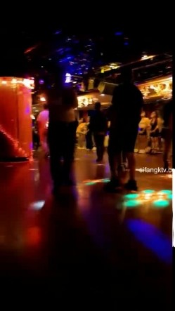 【猎奇资源 ️砂舞】舞厅内的淫乱2 ️重金属般性爱 男人的天堂 抓奶+抠逼+摸屌+口爆+打站桩 截图3