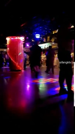 【猎奇资源 ️砂舞】舞厅内的淫乱2 ️重金属般性爱 男人的天堂 抓奶+抠逼+摸屌+口爆+打站桩 截图4