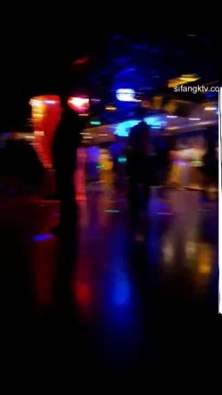 【猎奇资源 ️砂舞】舞厅内的淫乱2 ️重金属般性爱 男人的天堂 抓奶+抠逼+摸屌+口爆+打站桩 截图7