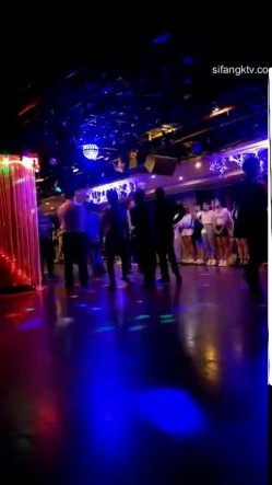 【猎奇资源 ️砂舞】舞厅内的淫乱2 ️重金属般性爱 男人的天堂 抓奶+抠逼+摸屌+口爆+打站桩 截图8