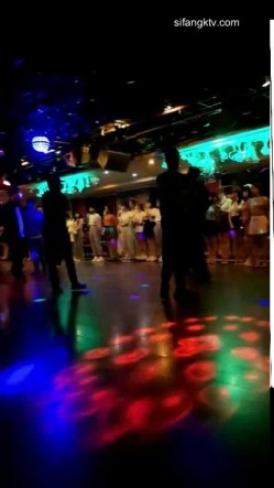 【猎奇资源 ️砂舞】舞厅内的淫乱2 ️重金属般性爱 男人的天堂 抓奶+抠逼+摸屌+口爆+打站桩 截图11