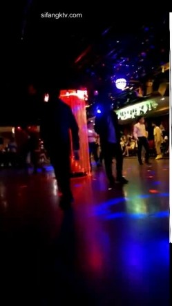【猎奇资源 ️砂舞】舞厅内的淫乱2 ️重金属般性爱 男人的天堂 抓奶+抠逼+摸屌+口爆+打站桩 截图16