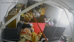 【极品稀缺 ️破解摄像头】极品服务员宿舍日常 ️小姐姐年轻美乳好坚挺 穿搭职业装制服很有气质 距离超近 高清1080P版 截图1