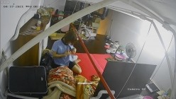 【极品稀缺 ️破解摄像头】极品服务员宿舍日常 ️小姐姐年轻美乳好坚挺 穿搭职业装制服很有气质 距离超近 高清1080P版 截图11