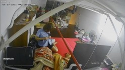 【极品稀缺 ️破解摄像头】极品服务员宿舍日常 ️小姐姐年轻美乳好坚挺 穿搭职业装制服很有气质 距离超近 高清1080P版 截图15
