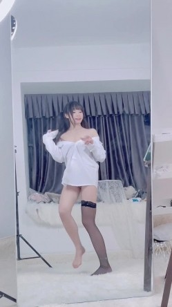 最新全网求档！【咬一口兔娘】黏黏团子兔！终极定制吐血放送（4V）最新首发【网曝热门事件抖音热瓜】新疆阿勒泰雪圈滑雪教练和女学员黄绿AK缆车上口爆啪啪私拍流出 截图5
