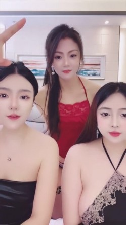3姐妹花推荐【今晚九点半】3姐妹轮流被干吃鸡舔逼无套 截图1