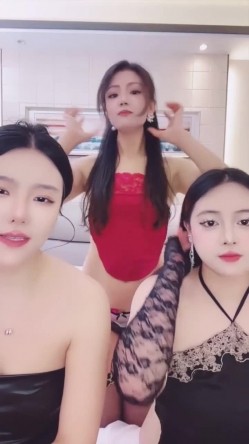 3姐妹花推荐【今晚九点半】3姐妹轮流被干吃鸡舔逼无套 截图5