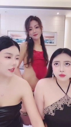 3姐妹花推荐【今晚九点半】3姐妹轮流被干吃鸡舔逼无套 截图7
