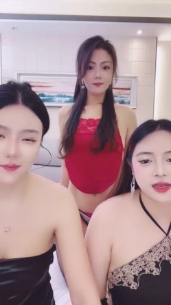 3姐妹花推荐【今晚九点半】3姐妹轮流被干吃鸡舔逼无套 截图8