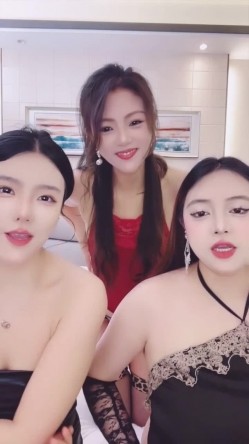 3姐妹花推荐【今晚九点半】3姐妹轮流被干吃鸡舔逼无套 截图9