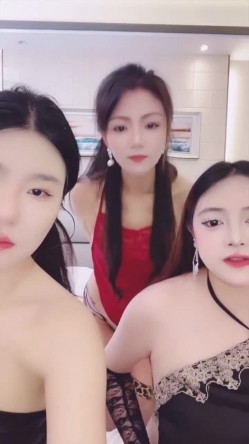 3姐妹花推荐【今晚九点半】3姐妹轮流被干吃鸡舔逼无套 截图10