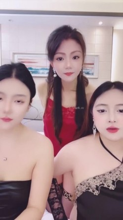 3姐妹花推荐【今晚九点半】3姐妹轮流被干吃鸡舔逼无套 截图11