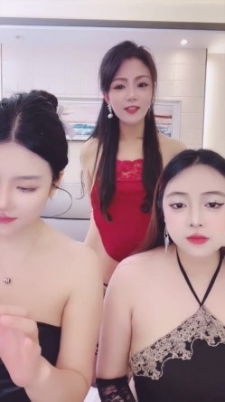 3姐妹花推荐【今晚九点半】3姐妹轮流被干吃鸡舔逼无套 截图12