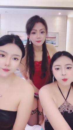 3姐妹花推荐【今晚九点半】3姐妹轮流被干吃鸡舔逼无套 截图14