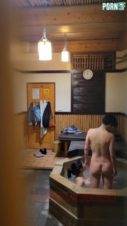 情侣私人温泉旅馆被工作人员暗藏摄像头偷拍传网络,受害女崩溃大哭 截图1