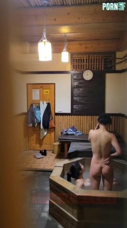 情侣私人温泉旅馆被工作人员暗藏摄像头偷拍传网络,受害女崩溃大哭 截图2