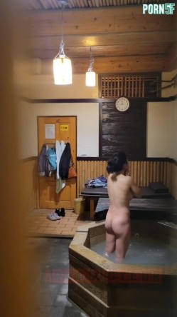 情侣私人温泉旅馆被工作人员暗藏摄像头偷拍传网络,受害女崩溃大哭 截图4