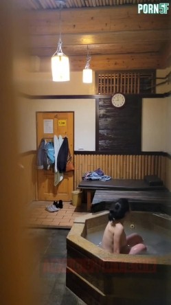 情侣私人温泉旅馆被工作人员暗藏摄像头偷拍传网络,受害女崩溃大哭 截图6