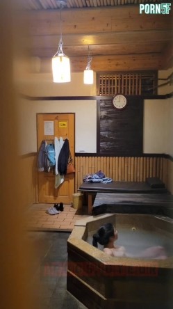 情侣私人温泉旅馆被工作人员暗藏摄像头偷拍传网络,受害女崩溃大哭 截图7
