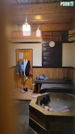 情侣私人温泉旅馆被工作人员暗藏摄像头偷拍传网络,受害女崩溃大哭 截图8