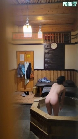 情侣私人温泉旅馆被工作人员暗藏摄像头偷拍传网络,受害女崩溃大哭 截图11