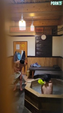 情侣私人温泉旅馆被工作人员暗藏摄像头偷拍传网络,受害女崩溃大哭 截图15