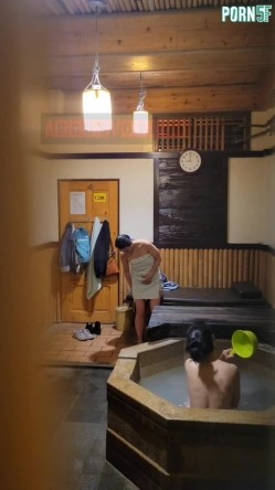 情侣私人温泉旅馆被工作人员暗藏摄像头偷拍传网络,受害女崩溃大哭 截图16