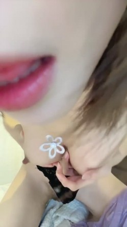小模特业余兼职，【彩色的小熊宝宝】，细腰大奶，刚剃毛不久，闺房中自慰玩得飞起 截图8