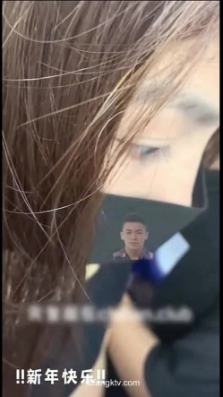 【顶臀强摸】地铁公交上强顶强摸团队围猎顶射大学生 三人小组围猎 截图2